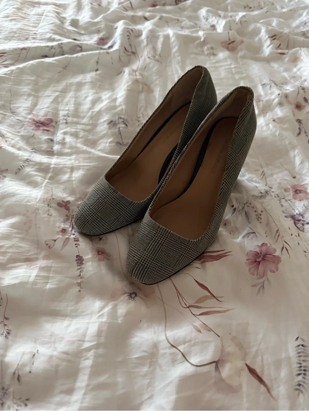 Banana Republic Gray Plaid Pumps